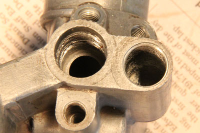 The Zundapp KS601's Bing 1/25/4 bottom bolt threads, looking pretty bad.