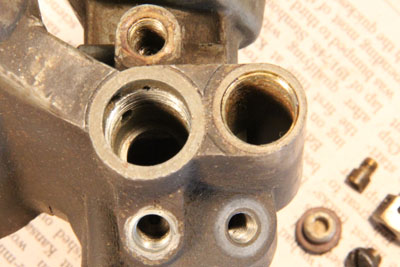 The Zundapp KS601's Bing 1/25/3 bottom bolt threads, in bad shape.